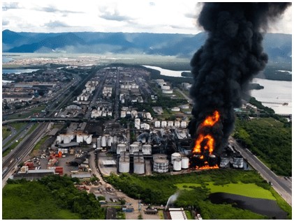 Figura 3 – Incêndio atinge tanques de combustível em Santos, no litoral de São Paulo, em 2015