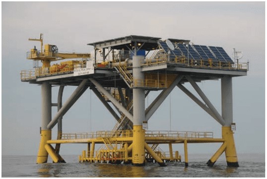 Figura 5 -Plataforma de petróleo com painéis solares no Golfo do México